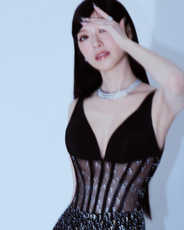 香港小姐2026｜冯盈盈超Deep V出大绝性感透视豁出去！厚重发型竟被指似假发