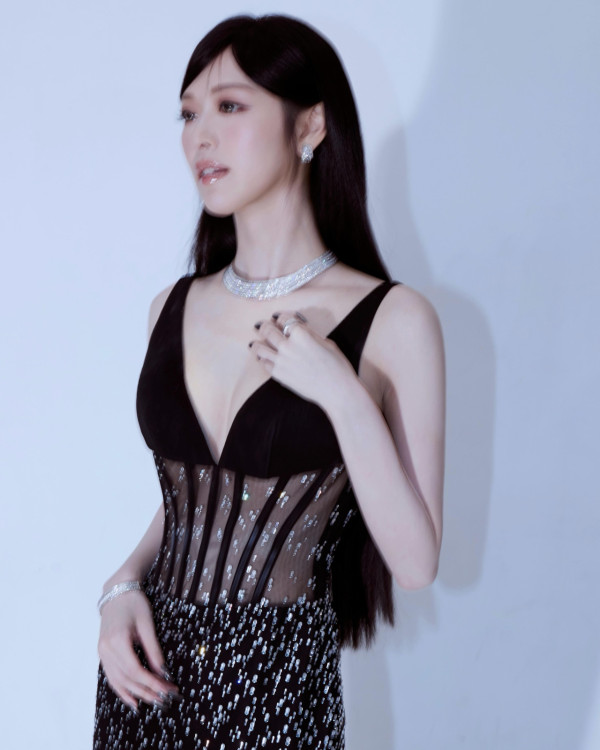 香港小姐2026｜冯盈盈超Deep V出大绝性感透视豁出去！厚重发型竟被指似假发