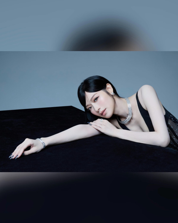 香港小姐2026|冯盈盈超Deep V出大绝性感透视豁出去!厚重发型竟被指似假发