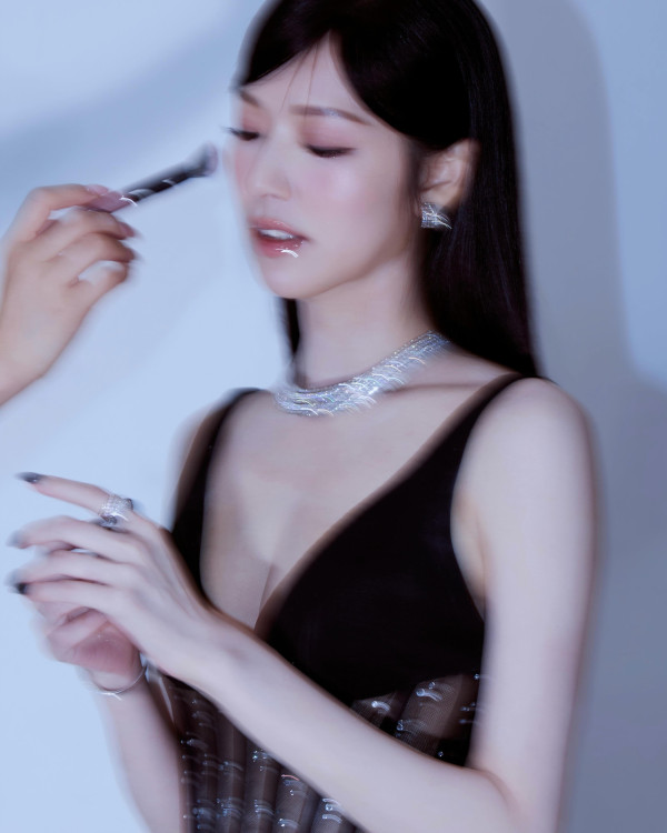 香港小姐2026|冯盈盈超Deep V出大绝性感透视豁出去!厚重发型竟被指似假发