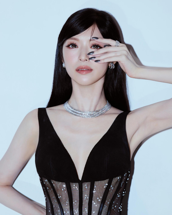 香港小姐2026|冯盈盈超Deep V出大绝性感透视豁出去!厚重发型竟被指似假发