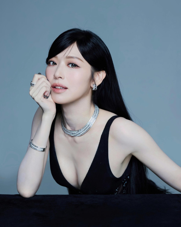 香港小姐2026｜冯盈盈超Deep V出大绝性感透视豁出去！厚重发型竟被指似假发