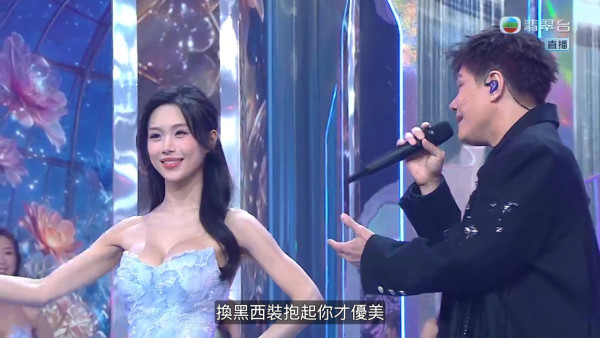 香港小姐2026|5号魏欣泳装秀“岩石胸”全程不动如山!比基尼震撼引爆网友狂截图