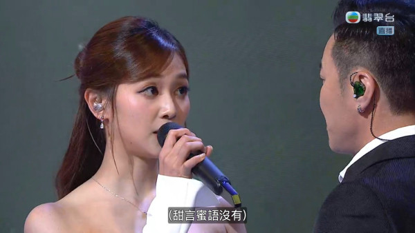 香港小姐2026｜郭柏妍罕有性感低胸靚絕紅地氈！疑胸前走光即時背向鏡頭拉返上