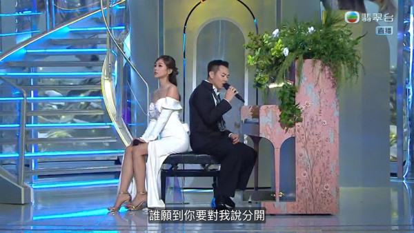 香港小姐2026｜郭柏妍罕有性感低胸靚絕紅地氈！疑胸前走光即時背向鏡頭拉返上