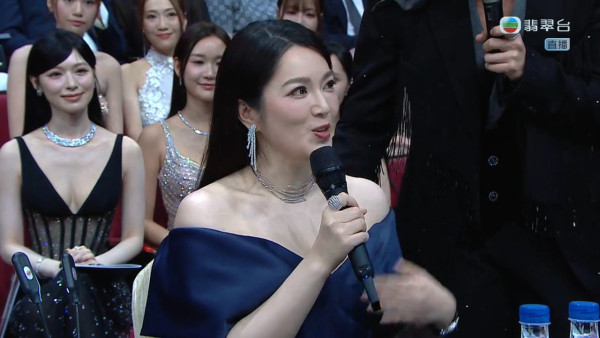 香港小姐2026｜“最上镜小姐”评审苟芸慧状态绝美！无死角神颜获赞“再选都赢多次”