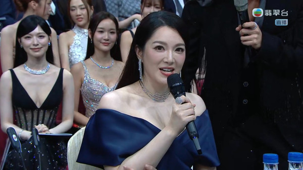 香港小姐2026｜“最上镜小姐”评审苟芸慧状态绝美！无死角神颜获赞“再选都赢多次”
