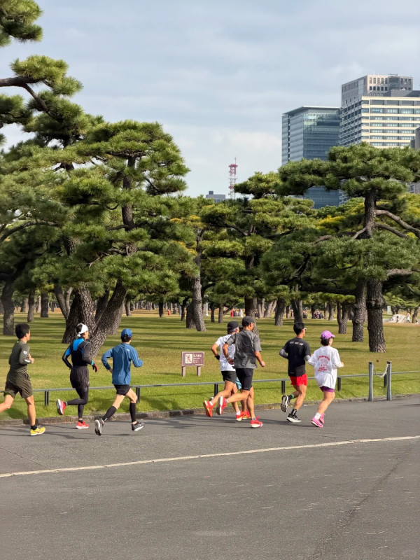 東京皇居跑步違規亂象頻生！網民熱議應否全面禁止 居民無奈訴苦：行路經常被喝罵推撞 