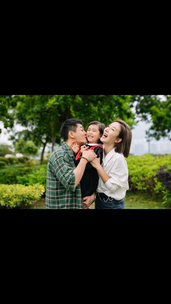 楊茜堯6歲愛女幼稚園穿畢業袍留倩影！小珍珠大眼配瓜子臉如真人洋娃娃超驚艷