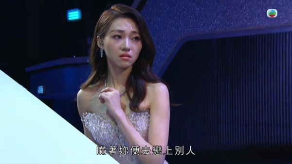 香港小姐2026｜鏡頭後突發舞台意外片段瘋傳！謝淑怡失足重摔 郭柏妍不顧直播即時救人