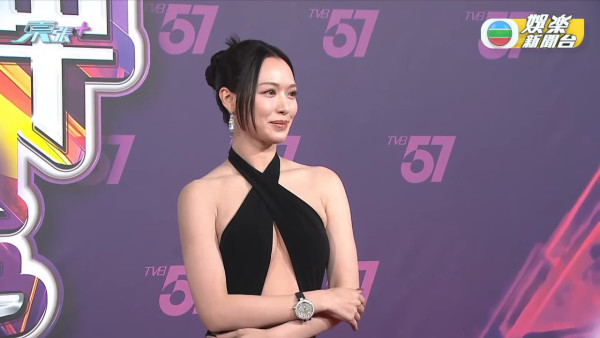 冯盈盈真“空战衣”撞衫TVB小花！中门大开性感惹眼 网友因一原因力挺FYY赢到开巷