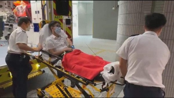 開學日丨大角咀 14 歲學生返學遭 Tesla 壓腳送院！疑落車取物被父親車轆碾傷