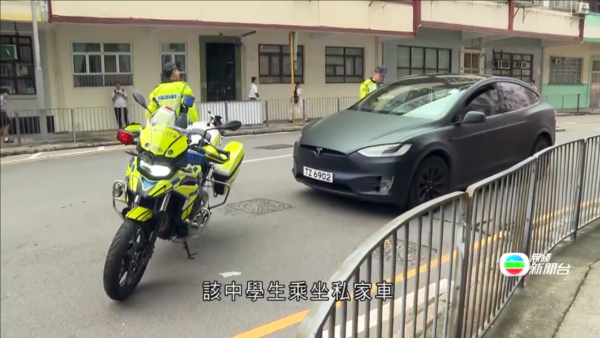 開學日丨大角咀 14 歲學生返學遭 Tesla 壓腳送院！疑落車取物被父親車轆碾傷