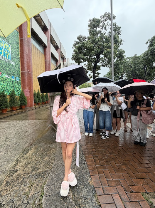 連續兩次出Solo都落黃雨!女團VIVA隊長Carina睡衣毛毛鞋「包租婆Look」現身電台