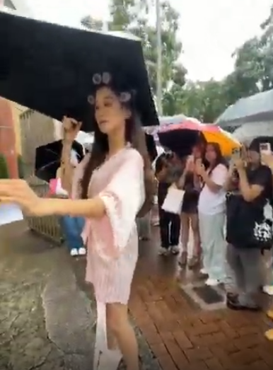 連續兩次出Solo都落黃雨!女團VIVA隊長Carina睡衣毛毛鞋「包租婆Look」現身電台