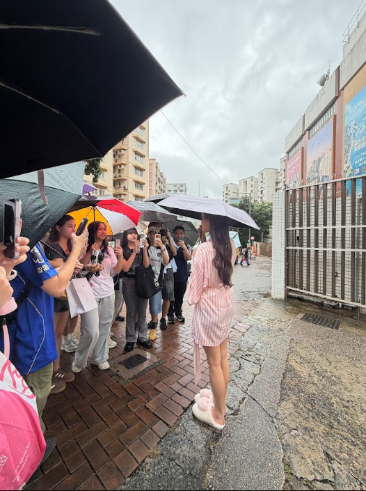 連續兩次出Solo都落黃雨!女團VIVA隊長Carina睡衣毛毛鞋「包租婆Look」現身電台