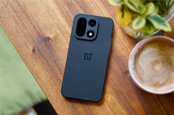 歷來最流暢 Android 手機登場！OnePlus 16 預料首發第四代東方屏 　全場景 165Hz 螢幕連桌面都順到飛起