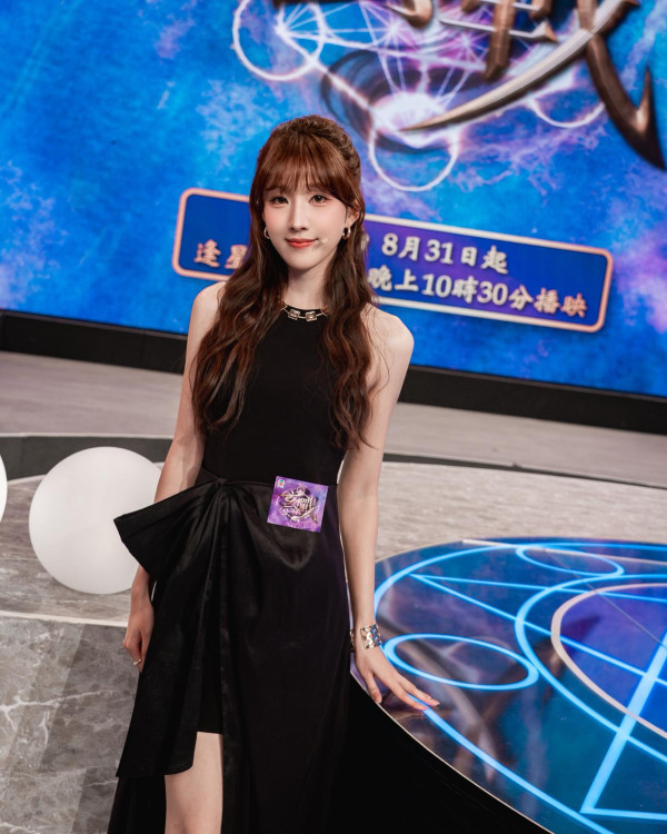 玄戰女主持｜23歲甄敏芳Jenny仙氣顏值成焦點！高䠷身形配甜笑征服網民︰我戀愛了