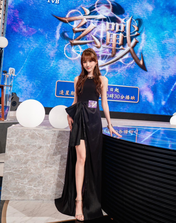 玄戰女主持｜23歲甄敏芳Jenny仙氣顏值成焦點！高䠷身形配甜笑征服網民︰我戀愛了