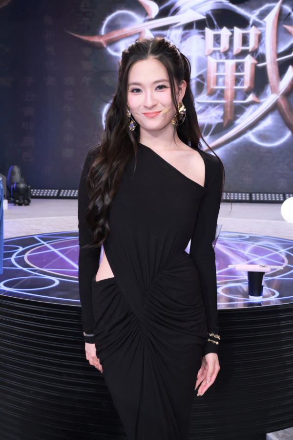 玄戰女主持｜23歲甄敏芳Jenny仙氣顏值成焦點！高䠷身形配甜笑征服網民︰我戀愛了