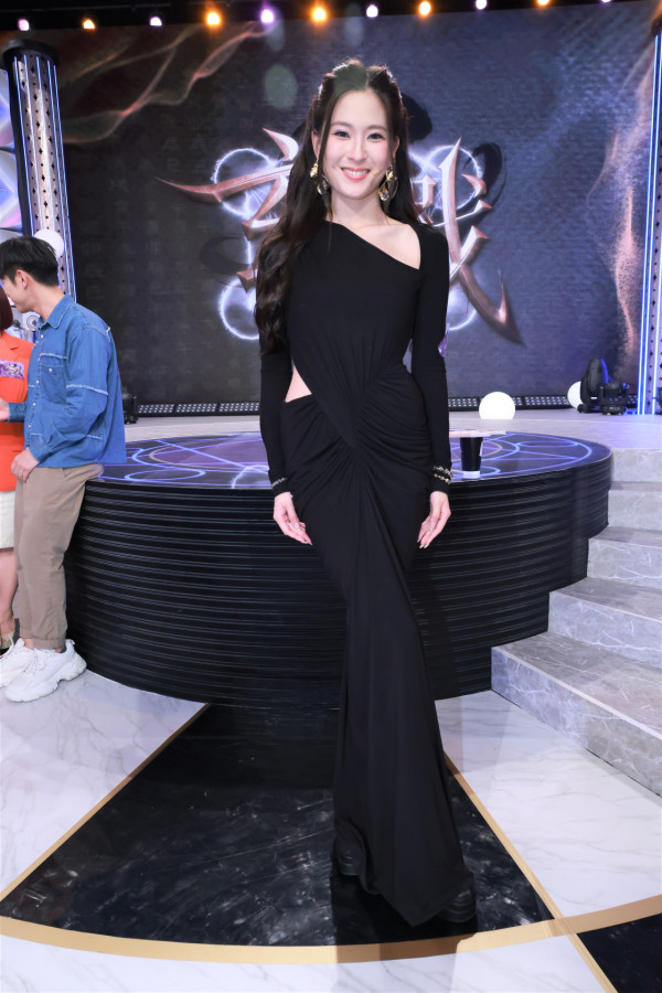 玄戰女主持｜23歲甄敏芳Jenny仙氣顏值成焦點！高䠷身形配甜笑征服網民︰我戀愛了
