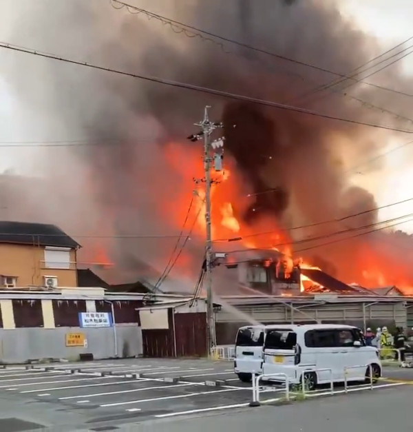 有片！日本伊勢神宮附近明倫商店街遭遇大火 約80年歷史老街幾乎全毀 