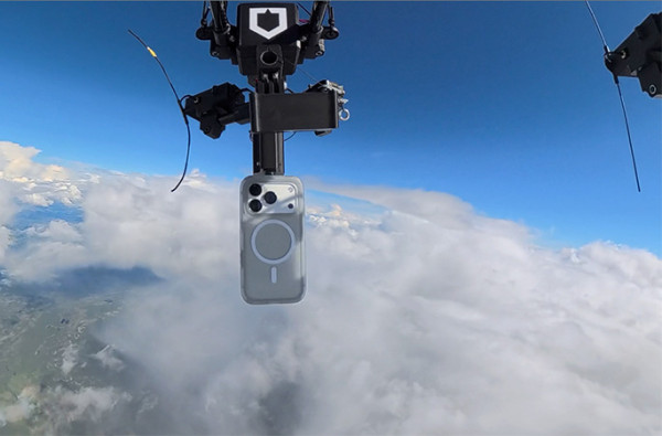 「呢款」手機殼挑戰3萬米高空直摔！攜iPhone 17 Pro墜地竟然毫髮無損 創健力士世界紀錄