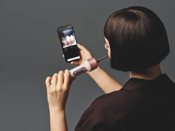 Dyson CameraJet 水牙線電動牙刷登場！首配鏡頭自動找牙縫洗乾淨 HK$4,290