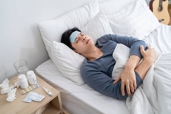 48歲男僅發燒腰痛就醫  檢查驚揭細菌已侵食骨髓＋心臟／醫生提4大低調病症切忌輕視
