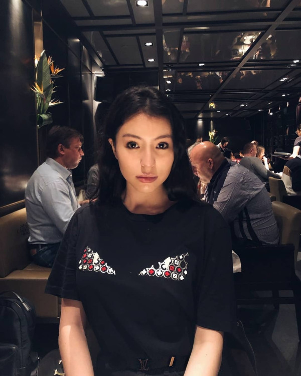 港姐亚军8年爱情长跑公开喜讯！飞英国影晒婚纱照 神秘未婚夫容貌终曝光