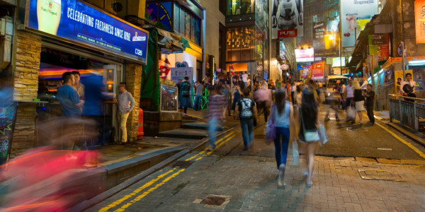晚上8點港鐵驚變異度空間？內地客嘆夜生活消失！揭背後4大原因得呢條線爆多人