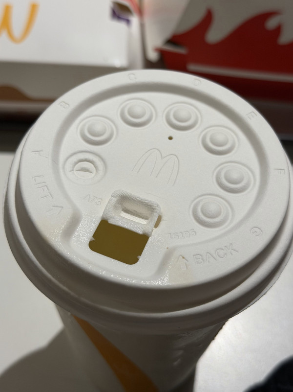麥當勞杯蓋凸圓點有暗號？員工揭字母密碼 撳「A」字代表呢樣？內部暗號曝光！