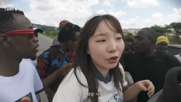 有片!獨遊非洲坦桑尼亞遇群男包圍強吻襲臀 韓國女Youtuber險遭強搶財物 怒批:最惡劣旅遊地