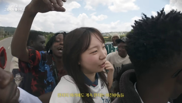 有片!獨遊非洲坦桑尼亞遇群男包圍強吻襲臀 韓國女Youtuber險遭強搶財物 怒批:最惡劣旅遊地
