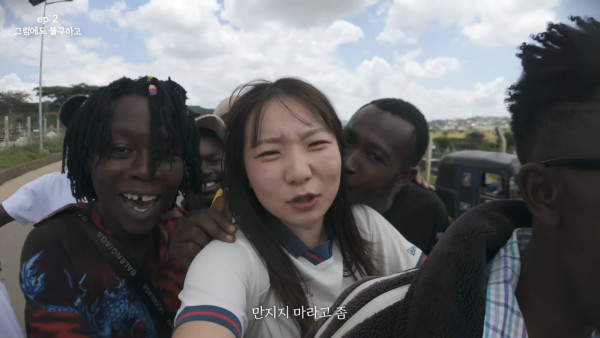 有片!獨遊非洲坦桑尼亞遇群男包圍強吻襲臀 韓國女Youtuber險遭強搶財物 怒批:最惡劣旅遊地