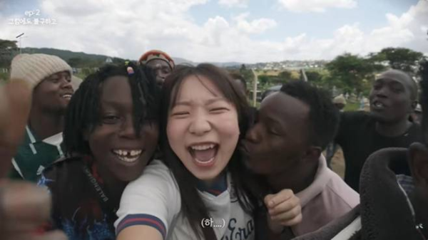 有片!獨遊非洲坦桑尼亞遇群男包圍強吻襲臀 韓國女Youtuber險遭強搶財物 怒批:最惡劣旅遊地