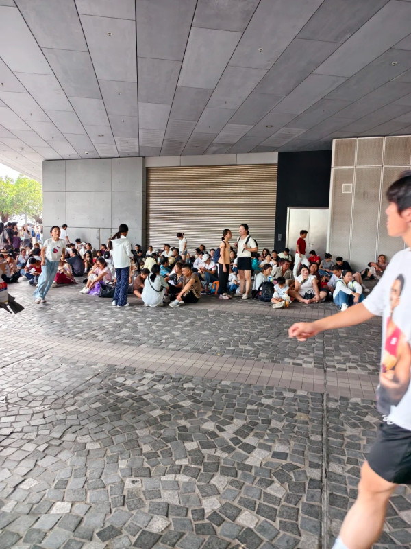 内地客怨维港无座位要蹲街！网友反击穷游不做功课：30块都不肯花