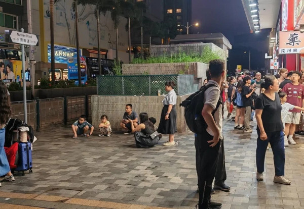 内地客怨维港无座位要蹲街！网友反击穷游不做功课：30块都不肯花