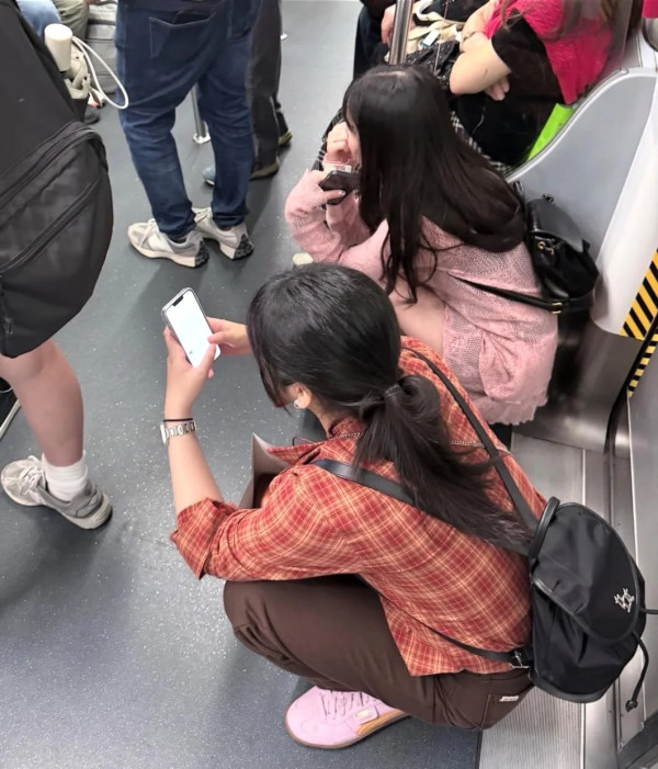 内地客怨维港无座位要蹲街！网友反击穷游不做功课：30块都不肯花