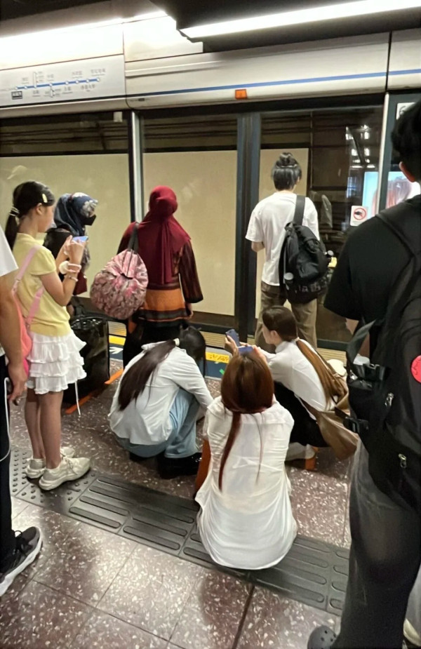 内地客怨维港无座位要蹲街！网友反击穷游不做功课：30块都不肯花