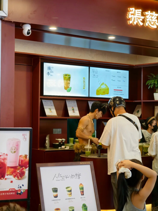 內地茶飲店請男模半裸上身任「一日店長」 網民質疑擦邊兼憂食安 門市緊急回應 