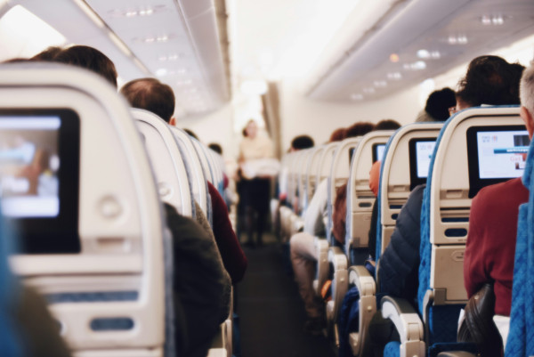 圖片來源:Unsplash 旅遊冷知識|為何飛機經濟艙安全帶沒有肩帶?拆解座椅設計背後真相