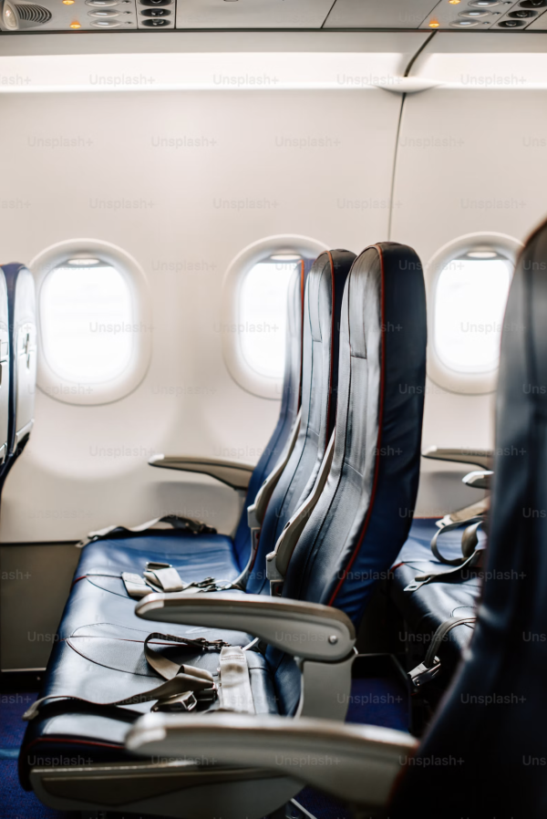 圖片來源:Unsplash 旅遊冷知識|為何飛機經濟艙安全帶沒有肩帶?拆解座椅設計背後真相
