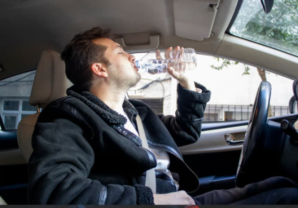 車內竟成毒細菌培養皿?男子飲隔夜水慘至急性腎損傷險送命 醫生揭3大細菌暴增原因
