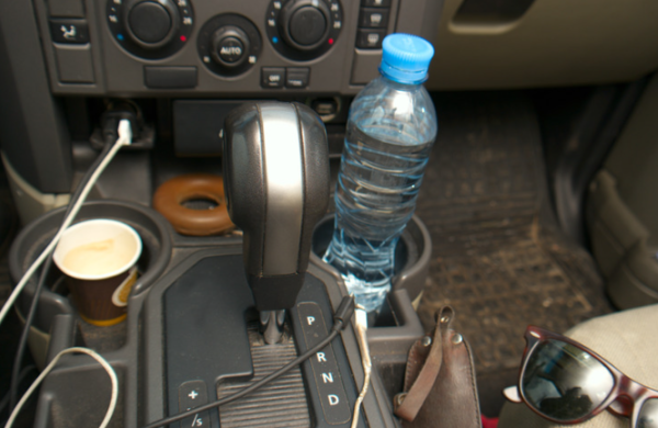 車內竟成毒細菌培養皿？男子飲隔夜水慘至急性腎損傷險送命 醫生揭3大細菌暴增原因