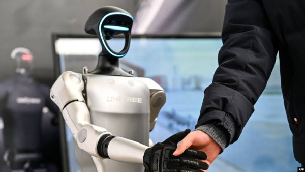 馬斯克最新預言：AI 最快明年底包辦所有數碼工作、十年內全球突破 10 億部人形機械人 