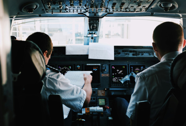 旅遊冷知識｜搭飛機經常聽到「叮」一聲？拆解機艙神秘「叮噹聲」背後含意 