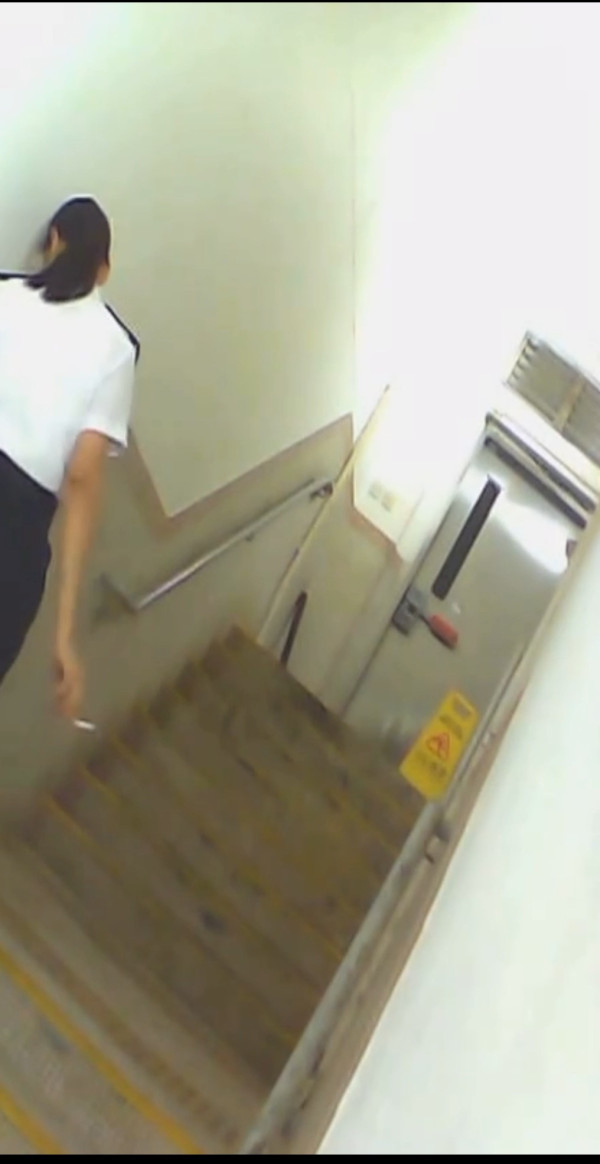 知法犯法？食環女職員穿制服後樓梯食煙斷正 網民怒轟賊喊捉賊
