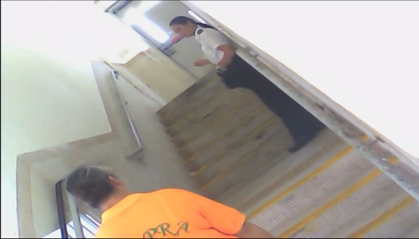 知法犯法？食環女職員穿制服後樓梯食煙斷正 網民怒轟賊喊捉賊