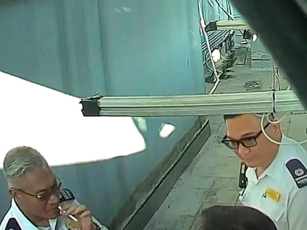 知法犯法？食環女職員穿制服後樓梯食煙斷正 網民怒轟賊喊捉賊